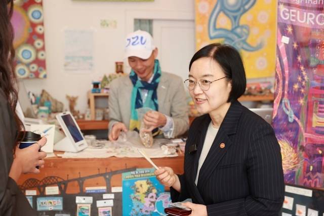 한성숙 중소벤처기업부 장관이 17일 경남 통영시 글로컬 상권 현장을 둘러보고 있다. 중기부 제공