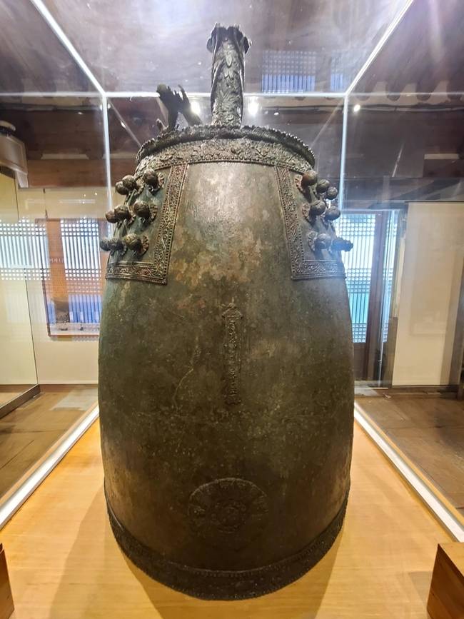 ▲ 오어사 동종은 1995년 오어사 앞 저수지 준설 작업 중 발견됐다. 당시 경북일보가 최초로 세상에 알리며 그 존재가 알려졌고, 이후 보물 제1280호로 지정됐다. 경북일보DB