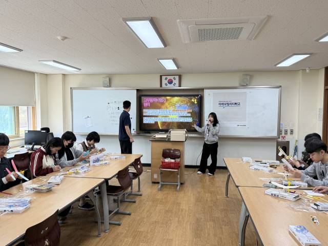 고무 동력 비행기를 만들고 있는 밀양 미리벌중 학생들/경남교육청/