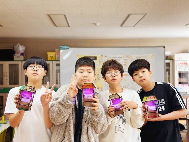 탄소중립 스마트팜을 만든 후 기념사진을 찍고 있는 하동 궁항초 학생들./경남교육청/