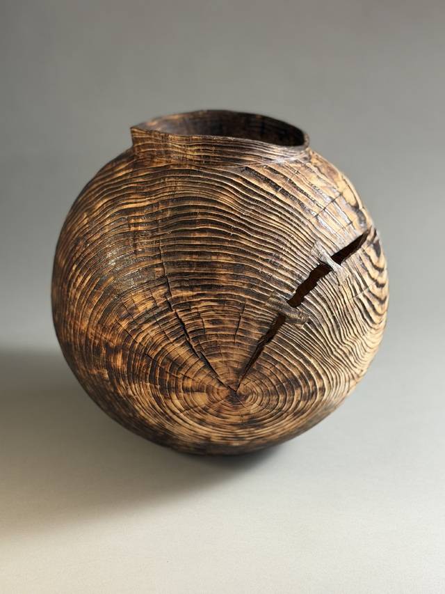 박찬성 작, '불이 지난 시간', 소나무, 43x43x43cm. 대백프라자갤러리 제공