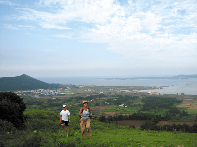 2007년 제주올레 개장을 앞두고 서명숙 이사장이 1코스 성산포 말미오름을 답사하고 있다.