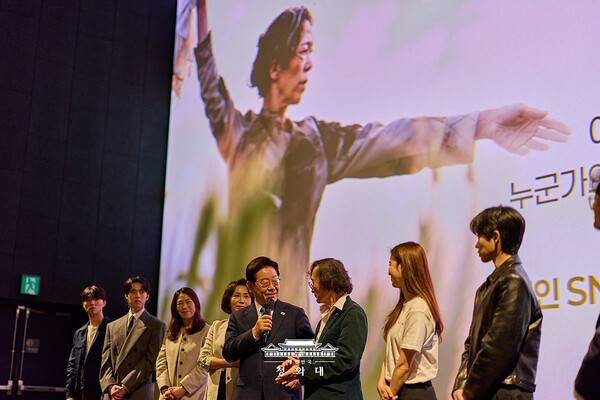 15일 제주4.3 영화 '내 이름은'을 관람한 이재명 대통령이 정지영 감독과 배우들을 격려하고 있다. 사진=청와대