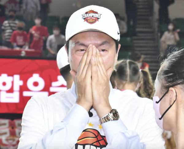 눈물을 자주 보이는 전희철 감독(사진=KBL)