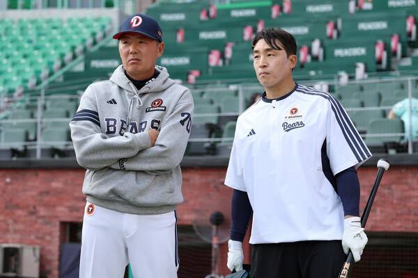 김원형 감독과 손아섭(사진=두산)