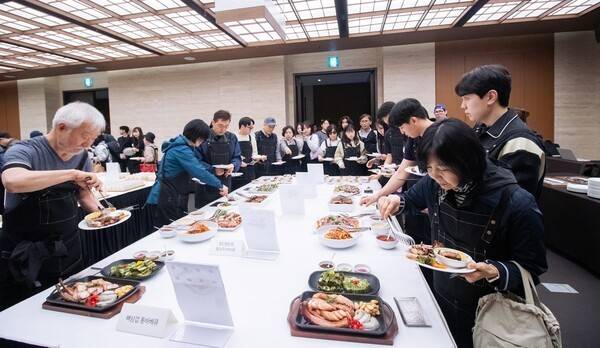 고객 심사단이 지난&nbsp;13일 충북 제천시 소재 포레스트 리솜에서 열린&nbsp;'제2회 호반 시그니처 메뉴 경진대회'에 참석해 본선 진출 메뉴를 시식하며 심사하고 있다. [출처=호반호텔앤리조트]