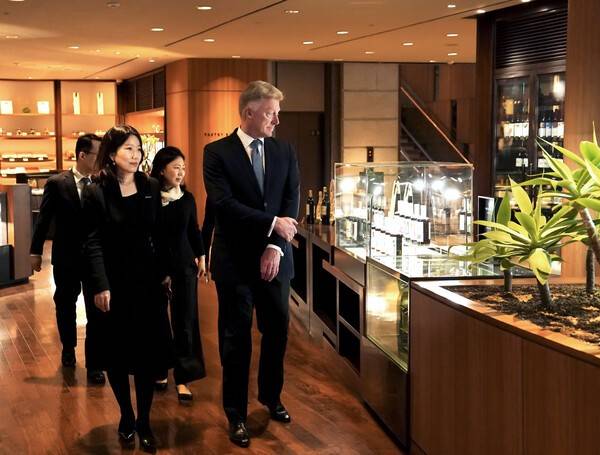 헤르만 엘거(Hermann Elger) 포브스 트래블 가이드 최고경영자(CEO)가 서울신라호텔 직원들과 호텔을 둘러보고 있다. [출처=호텔신라]