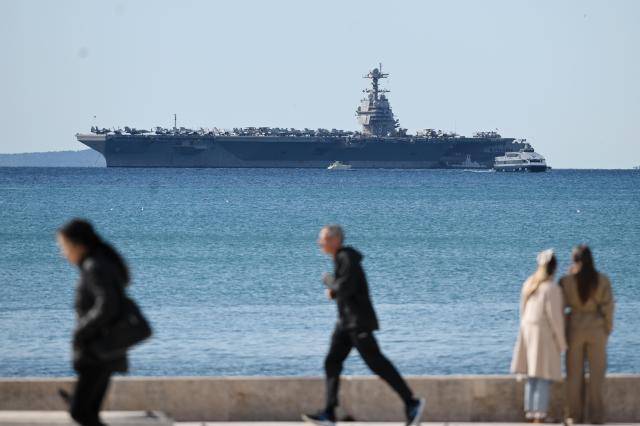 2026년 3월 29일(현지시간) 크로아티아 스플리트 항에 정박 중인 미 해군 항공모함 ‘제럴드 R. 포드(USS Gerald R. Ford·CVN-78)’, 이 항모는 홍해 작전 중 비전투 화재로 피해를 입은 뒤 수리를 위해 입항했다 (EPA/연합뉴스)