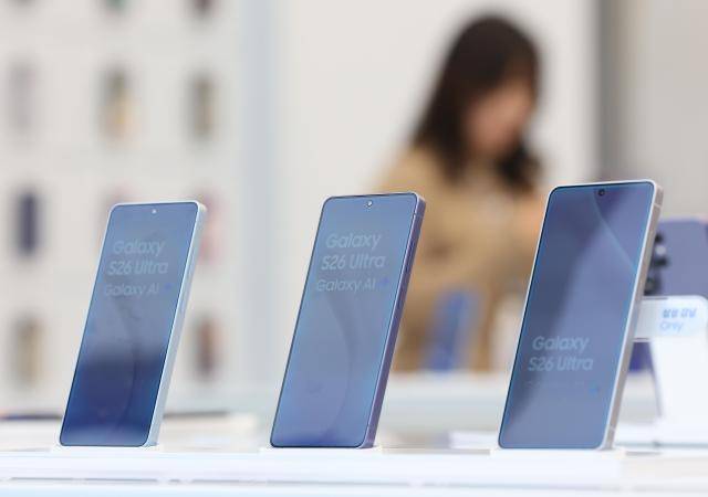 매장에 진열된 갤럭시 S26 울트라 [사진=삼성전자]