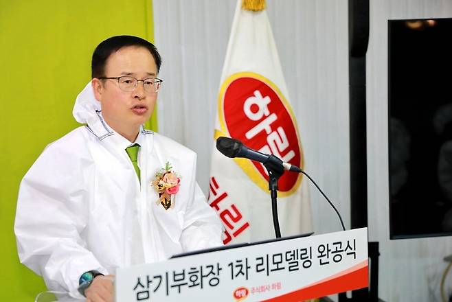 지난 16일 하림 삼기 부화장 1차 리모델링 완공식에서 정호석 하림 대표이사가 기념사를 하고 있다./시진=하림