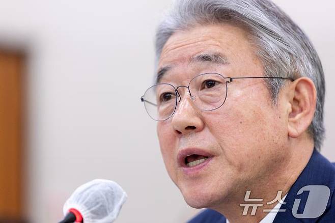 강호동 농협중앙회장이 지난해 10월 24일 서울 여의도 국회에서 열린 농림축산식품해양수산위원회 농업협동조합중앙회 등에 대한 국정감사에 출석해 의원 질의에 답변하고 있다. / 제공=뉴스1
