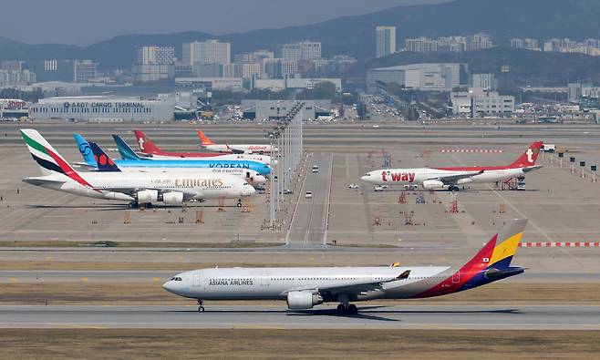 인천국제공항 활주로에서 비행기가 이동하고 있다. 신태현 기자 holjjak@