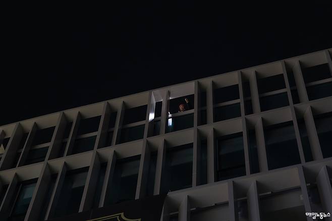 ▲ 고진수 세종호텔지부장 등은 지난 15일 오전 서울 용산구 서울시교육청 옥상에 올라 고공농성을 하다 체포됐다. <자료사진 매일노동뉴스>