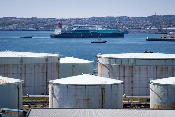 4월 8일, 가나가와현 요코하마의 한 정유공장에서 액화천연가스(LNG) 운반선이 석유 저장탱크들을 지나가고 있다. 2026.4.8. AFP 연합뉴스