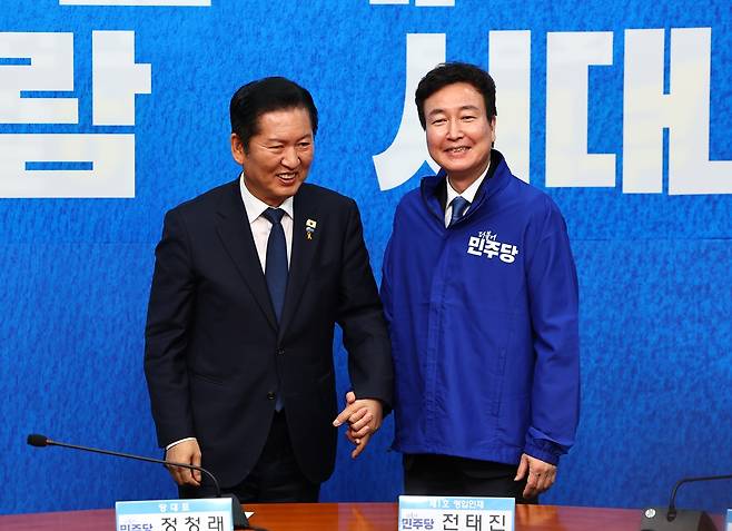 정청래 더불어민주당 대표가 오늘(17일) 국회에서 열린 더불어민주당 인재영입식에서 1호 인재인 전태진 변호사에게 당 점퍼를 입혀준 후 손을 잡고 있다. (출처 : 뉴시스)