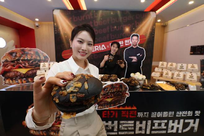 [이데일리 이영훈 기자] 17일 오전 서울 용산구 롯데리아 숙대입구역점에서 모델들이 '삐딱한 천재'로 불리는 이찬양 셰프와 협업한 '번트 비프버거'를 소개하고 있다. 번트비프버거는 타기 직전까지 끌어올린 재료 본연의 풍미와 육즙 가득한 패티의 조화가 특징이다. 검은색의 번트치즈번 상단에는 체다·모짜렐라치즈의 고소하고 진한 풍미를 담았다. 번 아래에는 4시간동안 볶아 감칠맛을 극대화한 캐러멜어니언과 깊은 육향의 순비프패티가 조화를 이룬다.
