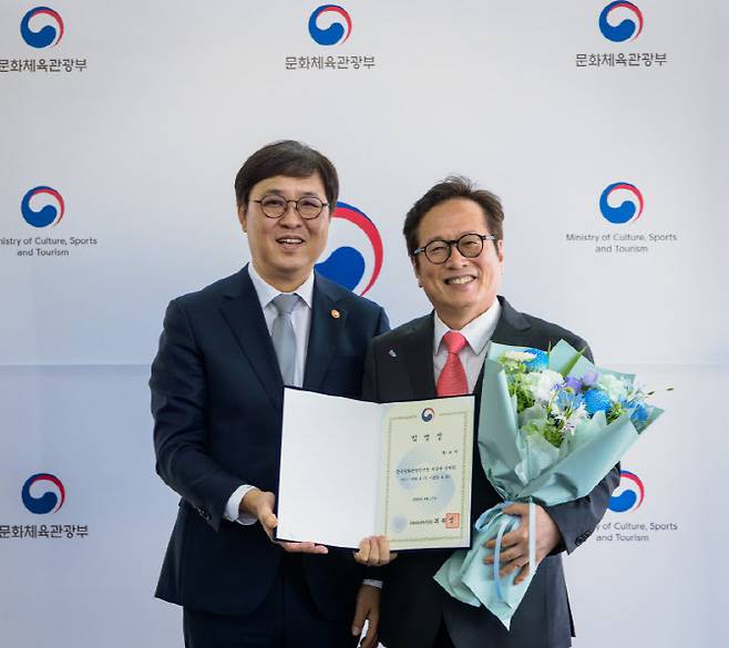 최휘영(왼쪽) 문화체육관광부 장관과 황교익 한국문화관광연구원 신임 원장. (사진=문체부)