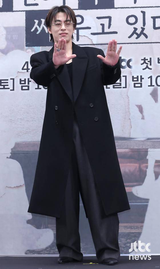 배우 구교환이 17일 오후 서울 마포구 상암동 스탠포드호텔에서 열린 JTBC 토일극 '모두가 자신의 무가치함과 싸우고 있다' 제작발표회에 참석해 포토타임을 갖고 있다. 박세완 엔터뉴스팀 기자 park.sewan@jtbc.co.kr