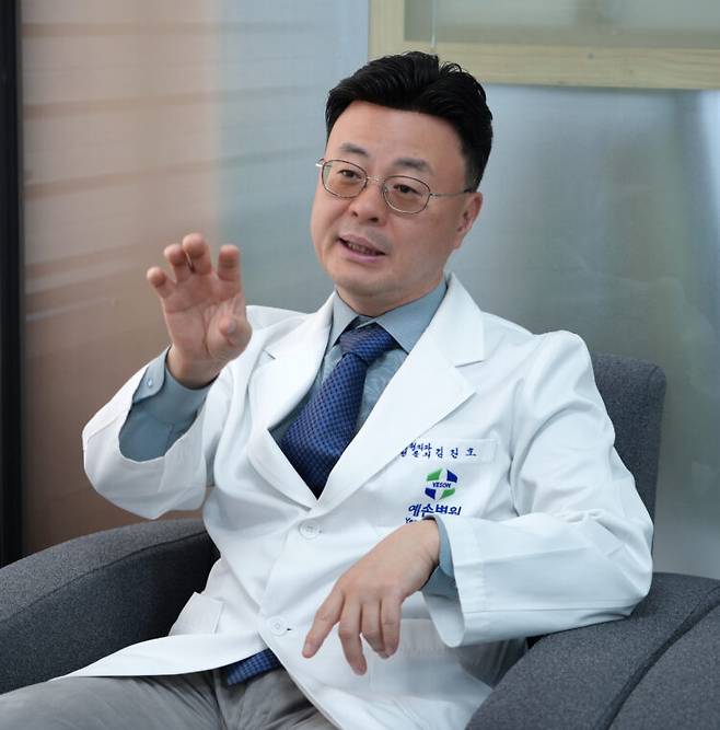 김진호 예손병원 원장이 코메디닷컴과의 인터뷰에서 손가락 절단 사고 시 올바른 응급처치에 대해 설명하고 있다. 사진=김현중 기자
