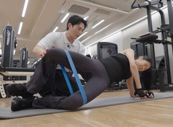 소유가 사이드 플랭크 크램쉘 동작을 하고 있다. 사진=유튜브 채널 '소유기' 영상 캡처