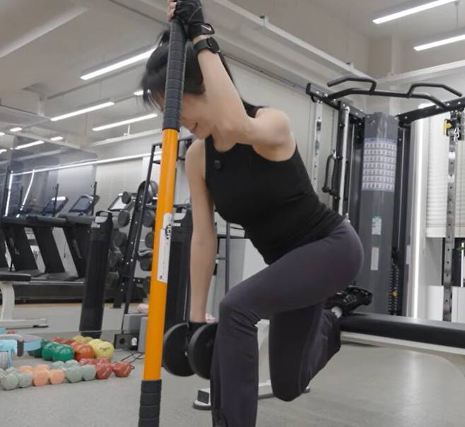 소유가 불가리안 스플릿 스쿼트를 하고 있다. 사진=유튜브 채널 '소유기' 영상 캡처