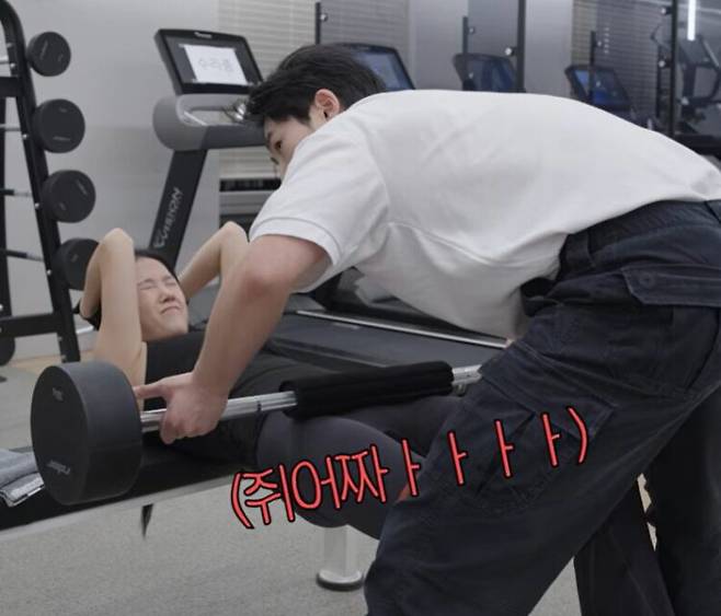 소유가 힙 쓰러스트를 하고 있다. 사진=유튜브 채널 '소유기' 영상 캡처