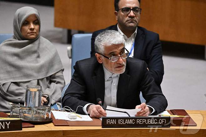 이란의 유엔 대표 아미르 사이드 이라바니가 지난해 뉴욕 유엔 본부에서 열린 이스라엘-이란 분쟁 관련 유엔 안전보장이사회 회의에서 발언하고 있다. 2025.06.24. ⓒ AFP=뉴스1