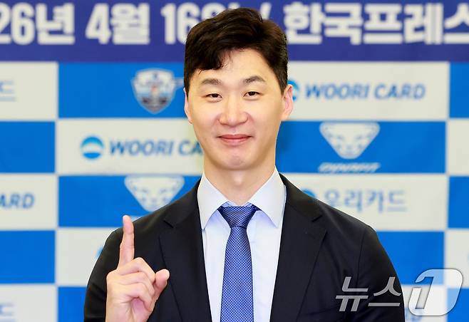 프로배구 남자부 우리카드의 박철우 신임감독이 16일 서울 중구 프레스센터에서 열린 '우리카드 배구단 박철우 감독 취임 기자회견'에서 세리머니를 하고 있다. 2026.4.16 ⓒ 뉴스1 이호윤 기자