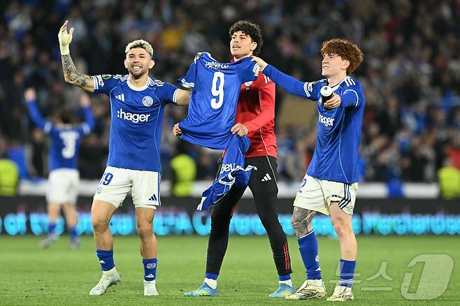 스트라스부르 선수들이 17일(한국시간) 마인츠와의 UECL 8강 2차전에서 승리한 뒤 기뻐하고 있다. ⓒ AFP=뉴스1