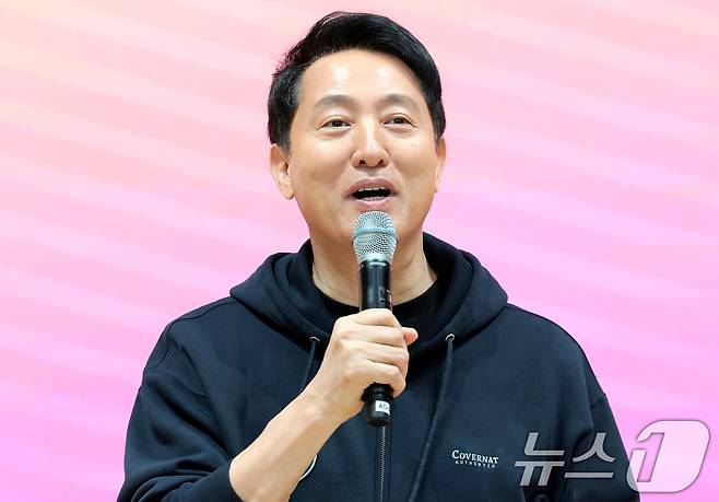 오세훈 서울시장이 17일 서울 중구 시청에서 열린 AI활용·소가구화 대응 ‘2026 창의 발표회’에서 인사말을 하고 있다. 2026.4.17 ⓒ 뉴스1 권현진 기자