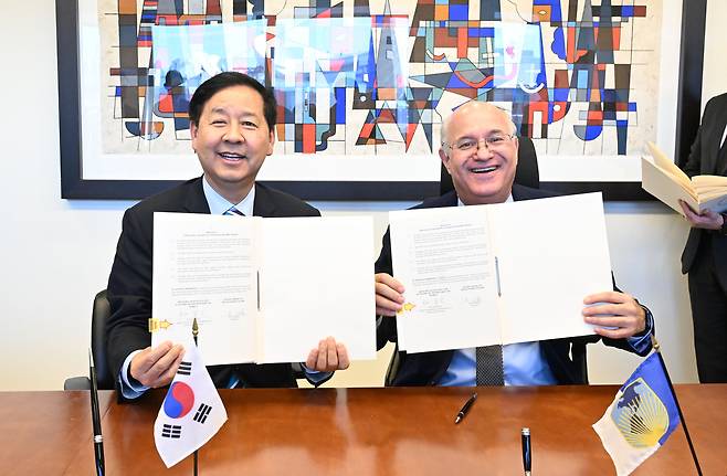 주요 20개국(G20) 재무장관회의 및 국제통화기금(IMF)·세계은행(WB) 춘계회의 참석차 미국 워싱턴D.C.를 방문 중인 구윤철 부총리 겸 재정경제부 장관이 4월 16일(현지시간) 세계은행(WB)에서 일랑 고우드파잉 미주개발은행(IDB) 총재와 'AI-Hub 설립을 위한 양해각서'(MOU)에 서명 후 기념사진을 찍고 있다.(재정경제부 제공)