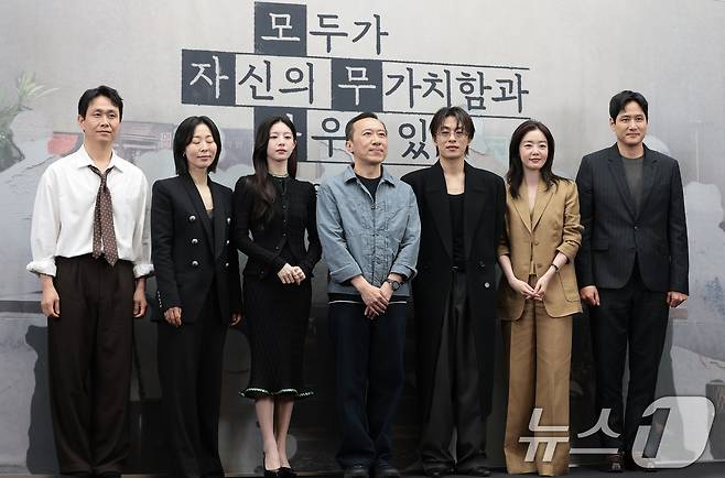 배우 오정세(왼쪽부터)와 강말금, 고윤정, 차영훈 감독, 구교환, 한선화, 박해준이 17일 서울 마포구 상암동 스탠포드 호텔에서 열린 JTBC 드라마 '모두가 자신의 무가치함과 싸우고 있다'(이하 모자무싸) 제작발표회에 참석해 포즈를 취하고 있다. '모자무싸'는 잘난 친구들 사이에서 혼자만 안 풀려 시기와 질투로 괴로워 미쳐버린 인간의 평화 찾기를 따라가는 드라마다. 2026.4.17 ⓒ 뉴스1 권현진 기자