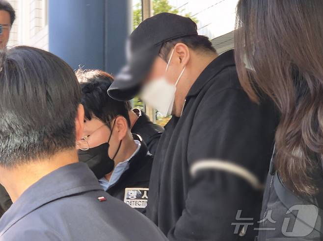 경기도 양주에서 3살 아이가 머리를 다쳐 의식불명이 된 사건과 관련해 아동학대 혐의를 받는 20대 친부 A씨가 12일 오후 경기 의정부시 의정부지방법원에서 열린 구속 전 피의자심문(영장실질심사)을 마친 후 법정을 나서고 있다. 2026.4.12 ⓒ 뉴스1 양희문 기자