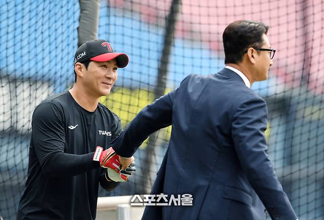 LG 오지환(왼쪽)이 26일 잠실구장에서 열리는 2025 KBO리그 한화와의 한국시리즈 1차전에 앞서 박용택 해설위원과 인사를 나누고 있다. 잠실 | 박진업 기자 upandup@sportsseoul.com