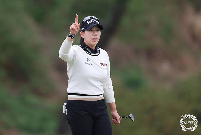 홍지원이 17일 경남 김해 가야CC에서 열린 KLPGA투어 넥센·세인트나인 마스터스 2026 1라운드에서 버디를 낚은 후 기뻐하고 있다. 사진 | KLPGA