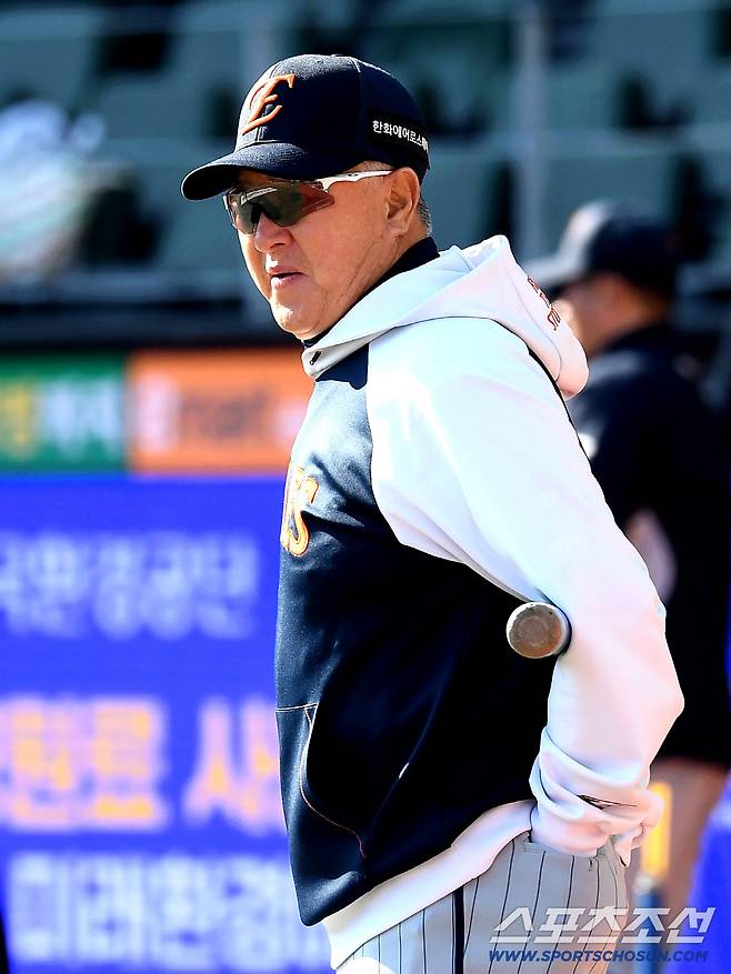 7일 인천 SSG랜더스필드에서 열리는 SSG와 한화의 경기. 선수들 훈련 지켜보는 한화 김경문 감독. 인천=송정헌 기자songs@sportschosun.com/2026.04.07/