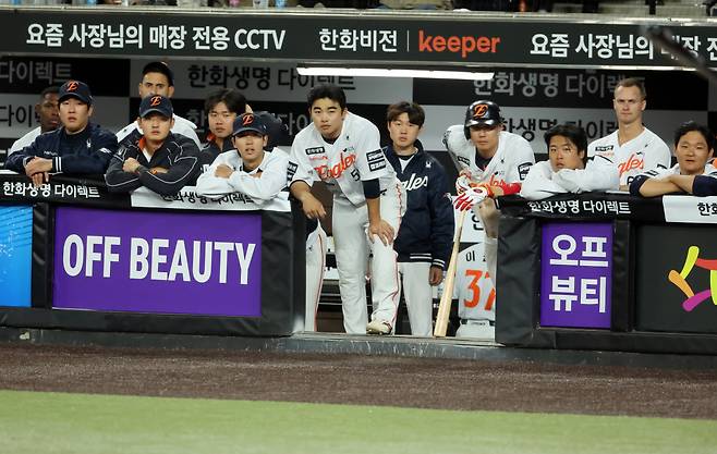 16일 대전 한화생명 볼파크에서 열린 2026 신한 SOL 뱅크 KBO리그 삼성 라이온즈와 한화 이글스의 경기. 한화 선수들이 이날도 패배, 6연패의 늪에 빠지며 어두운 얼굴을 하고 있다. 2026.4.16【 연합뉴스】