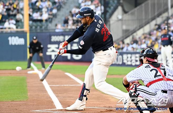 정교한 콘택트 능력으로 1회 공격의 포문을 연 롯데 리드오프 레이예스.
