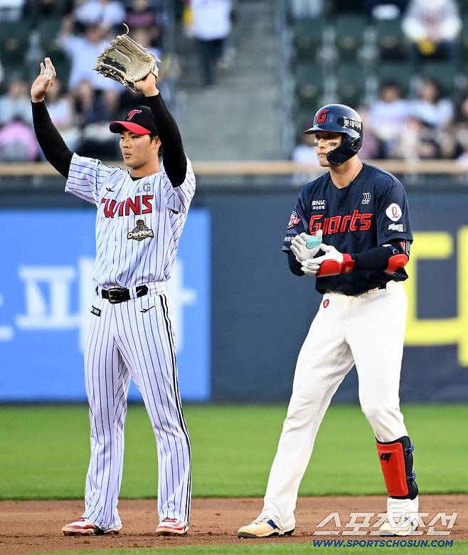 레이예스 2루타 이후 윤동희의 1타점 2루타가 나오며 롯데가 앞서나갔다.