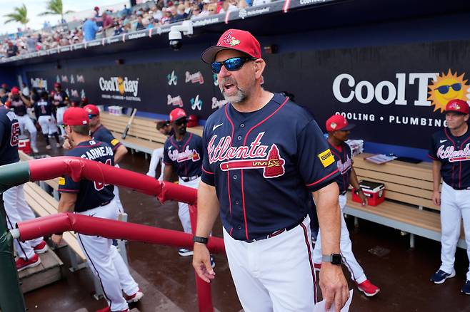 FILE - Atlanta Braves manager Walt Weiss sands in the dugout before a spring training baseball game against the Boston Red Sox in North Port, Fla., Friday, Feb. 27, 2026. (AP Photo/Gerald Herbert,File) AP FILE PHOTO







<저작권자(c) 연합뉴스, 무단 전재-재배포, AI 학습 및 활용 금지>