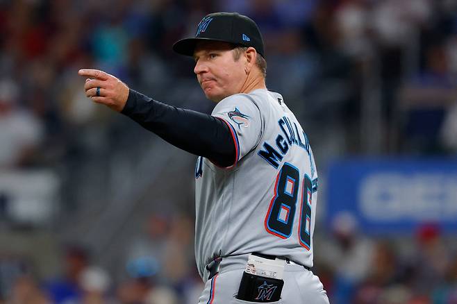 ATLANTA, GEORGIA - APRIL 13: Manager Clayton McCullough #86 of the Miami Marlins makes a pitching change during the fifth inning against the Atlanta Braves at Truist Park on April 13, 2026 in Atlanta, Georgia.   Todd Kirkland/Getty Images/AFP (Photo by Todd Kirkland / GETTY IMAGES NORTH AMERICA / Getty Images via AFP)







<저작권자(c) 연합뉴스, 무단 전재-재배포, AI 학습 및 활용 금지>