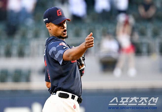 손끝에서 빠진 스위퍼가 폭투로 연결됐다.