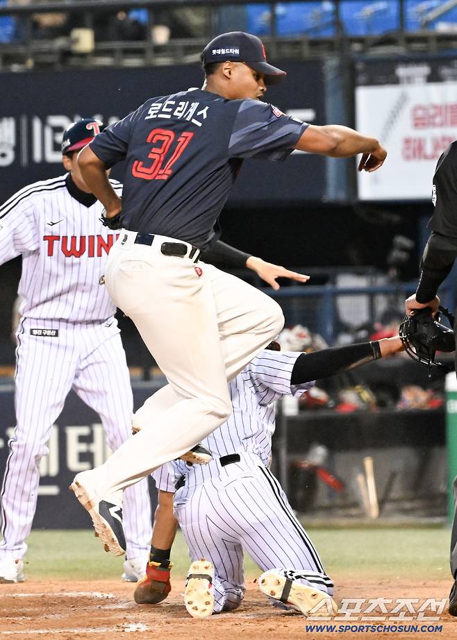 충돌도 불사했던 로드리게스의 투지 넘치는 수비였다.