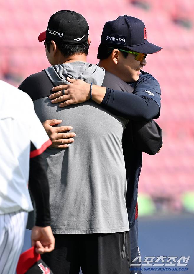 문보경은 잠실 찾은 유강남을 따뜻하게 안아줬다.