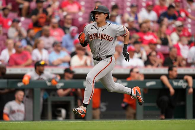 San Francisco Giants' Jung Hoo Lee suns to score on a single hit by Casey Schmitt during the seventh inning of a baseball game against the Cincinnati Reds in Cincinnati, Thursday, April 16, 2026. (AP Photo/Carolyn Kaster)







<저작권자(c) 연합뉴스, 무단 전재-재배포, AI 학습 및 활용 금지>