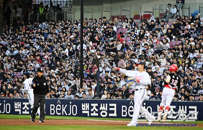 17일 잠실구장에서 열린 두산과 KIA의 경기. 야구장을 찾은 팬들이 경기를 즐기고 있다. 잠실=박재만 기자 pjm@sportschosun.com/2026.04.17/