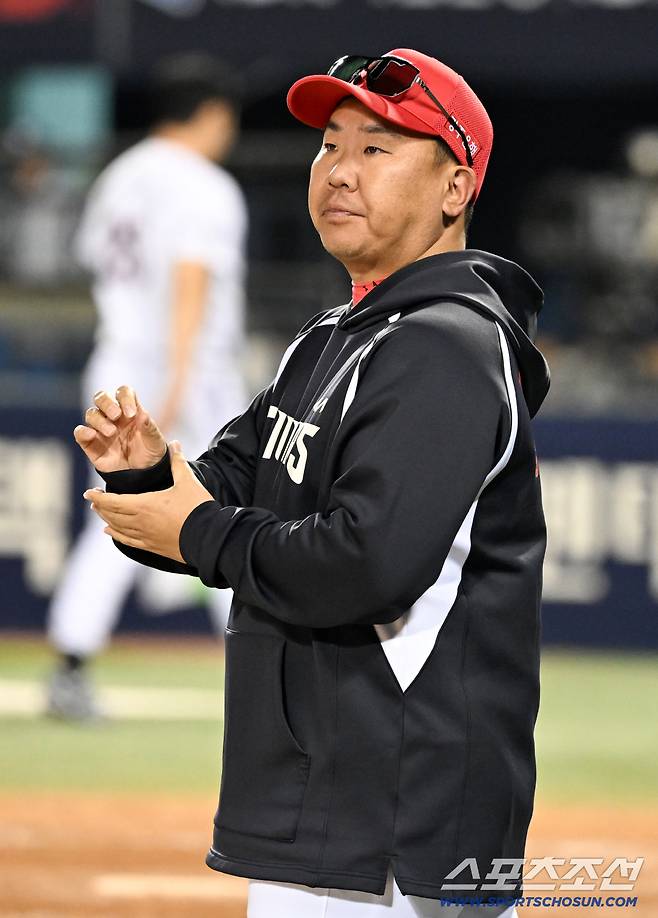 8연승 이범호 감독은 선수들을 반겼다.