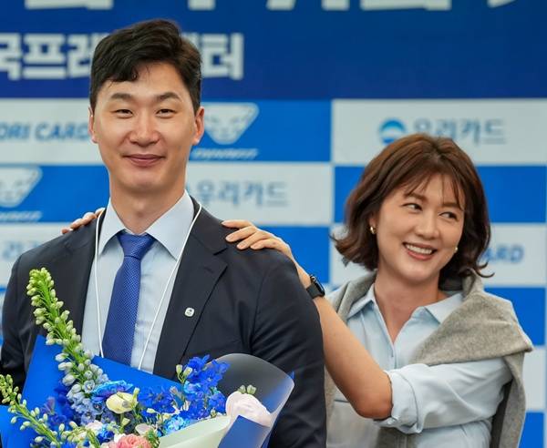박철우 감독(왼쪽)·신혜인. ⓒ우리카드