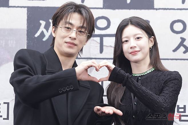 '모두가 자신의 무가치함과 싸우고 있다' 제작발표회에 참석한 배우 구교환, 고윤정. 2026. 4.17 ⓒ이혜영 기자 lhy@hankooki.com