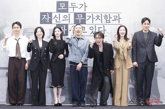 '모두가 자신의 무가치함과 싸우고 있다' 제작발표회에 참석한 배우 오정세, 강말금, 고윤정, 차영훈 감독, 구교환, 한선화, 박해준. 2026. 4.17 ⓒ이혜영 기자 lhy@hankooki.com